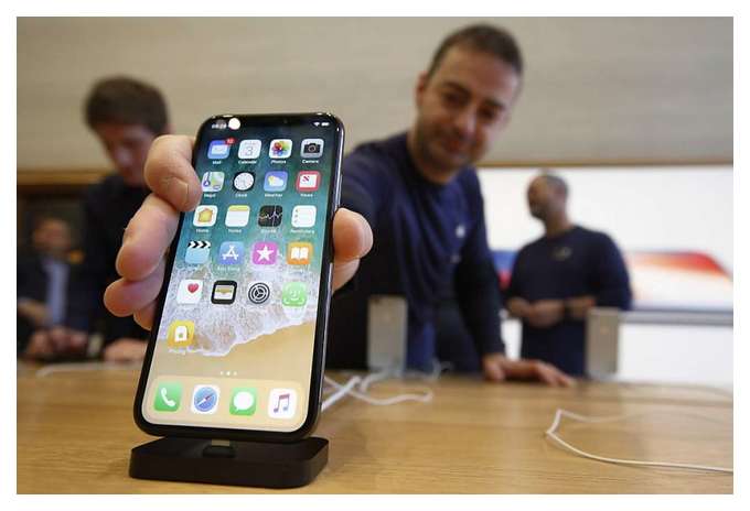 производит ли samsung камеры apple